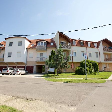 Zoli Apartmanok-Timi Koelcsey 34-36 Hajdúszoboszló Esterno foto