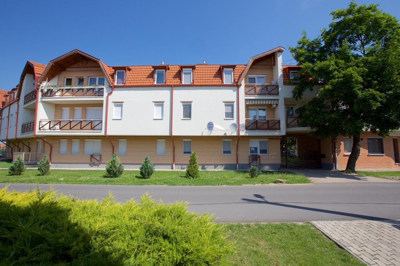 Zoli Apartmanok-Timi Koelcsey 34-36 Hajdúszoboszló Esterno foto
